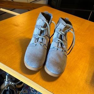 Brand new Sorel boots! Gray suede with rubber soles. Size 9.